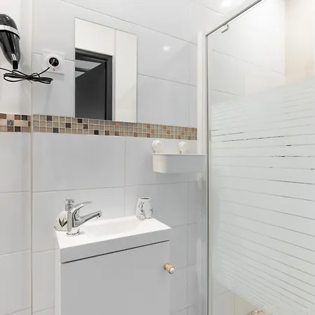 Apartment Le Petit Enclos - Appt Climatise Parking Prive Vaulx-en-Velin